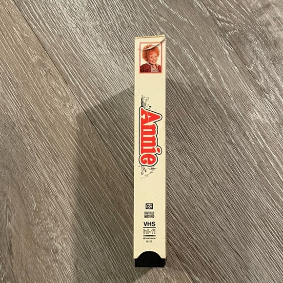 EUC Annie VHS is a atory of an orphan from New York City taken by A billionaire - Picture 4 of 5